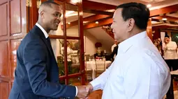 Presiden Prabowo Subianto mengundang ofisial serta jajaran pemain tim nasional sepakbola Indonesia untuk makan siang dalam momen Idul Adha 1446 Hijriah di rumahnya di Jalan Kertanegara Nomor 4, Jakarta Selatan, pada Jumat 6 Juni 2025. (Foto: Cahyo - Biro Pers Sekretariat Presiden)