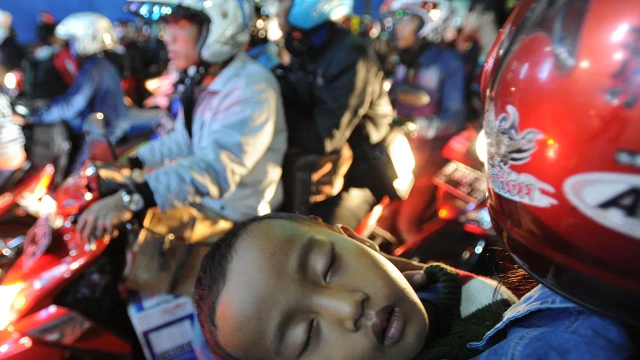 Meski tak direkomendasikan, mudik naik motor masih dilakukan warga.