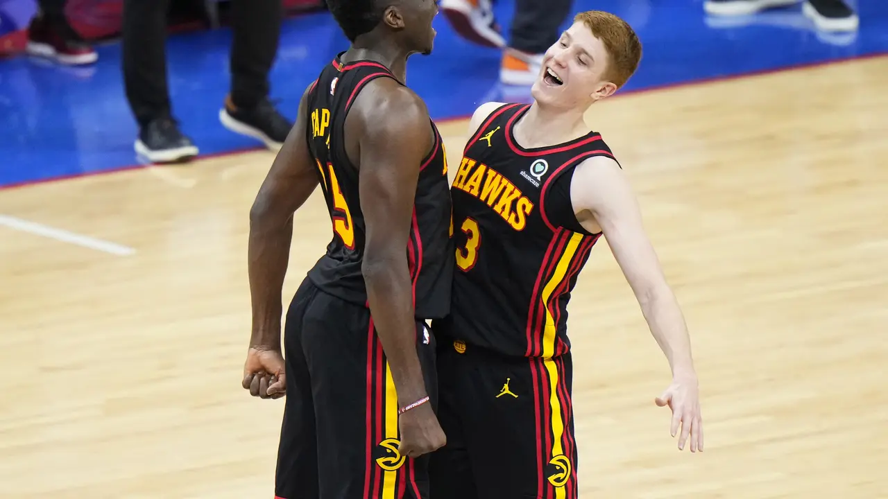 Dua pebasket Atlanta Haws, Clint Capella (kiri) dan Kevin Huerter.