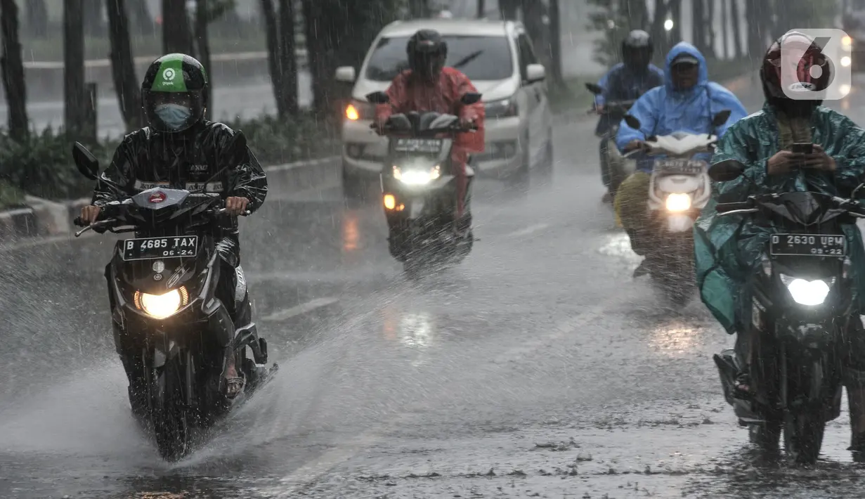 Pengendara menerobos hujan di Jalan Pramuka, Jakarta, Kamis (18/2/2021). Badan Meteorologi Klimatologi dan Geofisika (BMKG) mengimbau pengguna jalan agar berhati-hati saat berkendara karena hujan disertai angin kencang diprediksi terus berlanjut hingga akhir Februari. (merdeka.com/Iqbal S Nugroho)