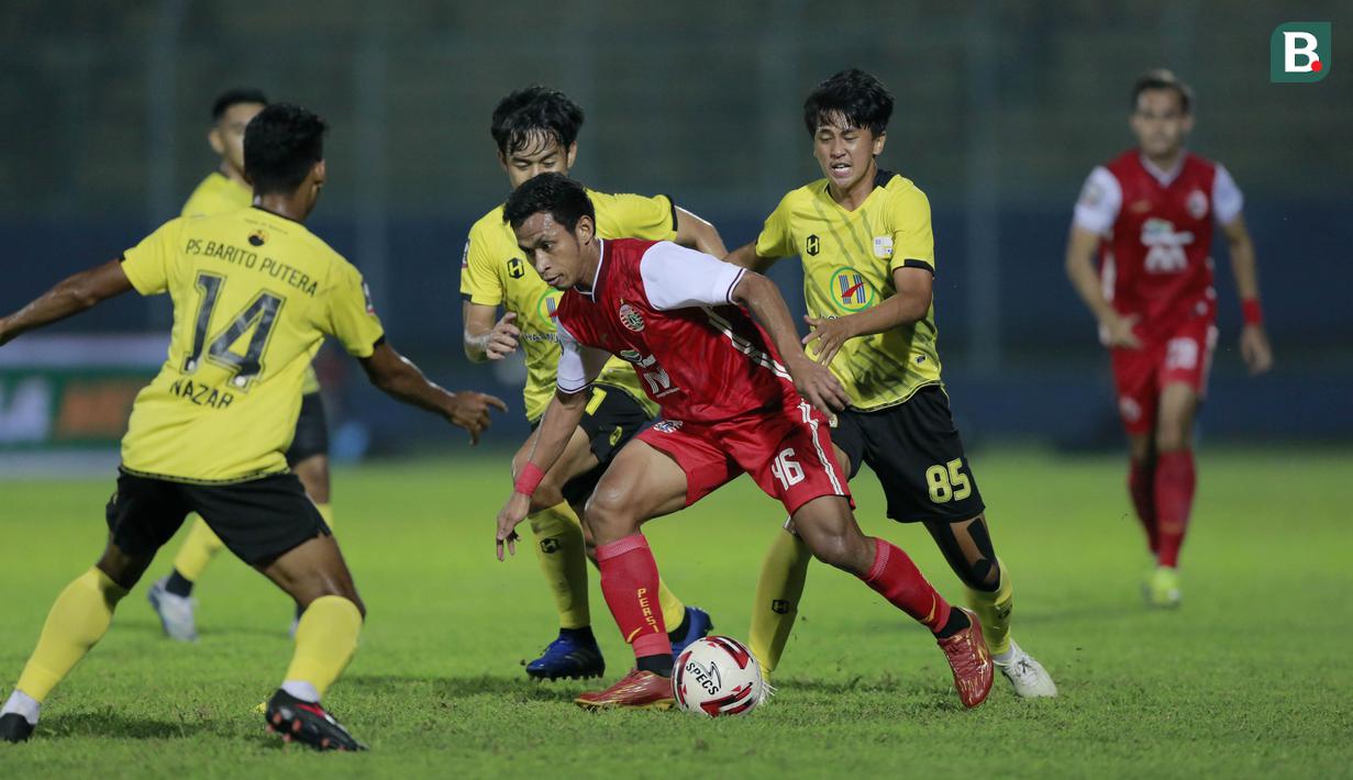 Penyerang Persija Jakarta, Osvaldo Haay, berusaha melewati pemain Barito Putera pada laga perempat final Piala Menpora 2021 di Stadion Kanjuruhan, Malang, Sabtu (10/4/2021). Persija Jakarta menang dengan skor 1-0. (Bola.com/Arief Bagus)