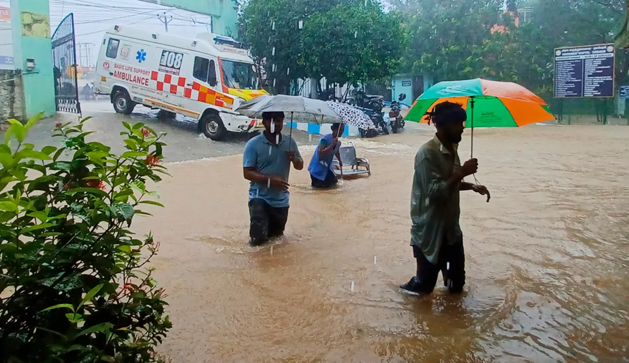 Otoritas di Andhra Pradesh dan tetangganya Tamil Nadu dalam waspada tinggi untuk kerusakan, evakuasi ribuan warga yang tinggal di daerah pantai, kata pejabat dari kedua daerah, di mana peringatan juga diberikan kepada para nelayan agar tidak melaut sementara. (AP Photo)