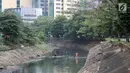 Petugas membersihkan sampah yang mengotori Kali Cideng, Jakarta, Minggu (23/7). Kurangnya kesadaran warga akan kebersihan membuat kali di Ibu Kota banyak dipenuhi sampah, terutama limbah rumah tangga. (Liputan6.com/Immanuel Antonius)