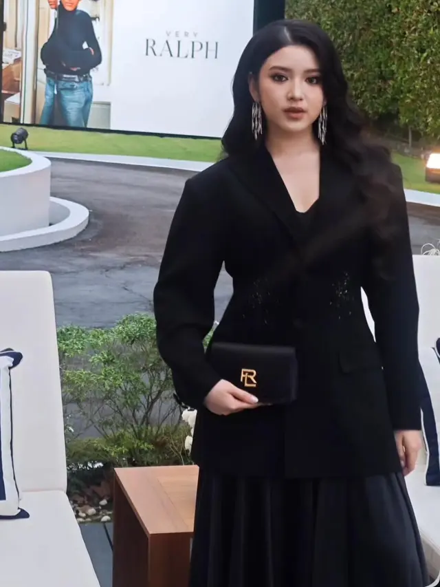 Tiara Andini tampil dengan gaya formal. [@tiaraandini]