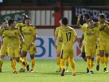 Pemain Bhayangkara FC merayakan gol yang dicetak Sani Rizki Fauzi (kedua kanan) saat melawan PSMS pada lanjutan Go-Jek Liga 1 Indonesia bersama Bukalapak di Stadion PTIK, Jakarta, Jumat (3/8). Bhayangkara FC unggul 3-1. (Liputan6.com/Helmi Fithriansyah)