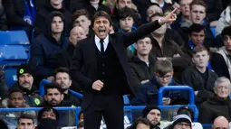 Pelatih Chelsea, Antonio Conte mengintruksikan para pemainnya saat berhadapan dengan Bournemouth pada pertandingan Liga Inggris di Stamford Bridge, London, (26/12). Chelsea menang atas Bournemouth dengan skro 3-0. (Reuters/Tony O'Brien)