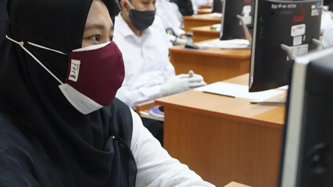 Menurut data statistik BKN per 12 Oktober 2023, dari total 2.409.882 pelamar hingga akhir pendaftaran, terhitung pelamar formasi CPNS sebanyak 945.404.