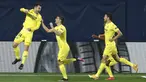 Pemain Villareal Manu Trigueros (kiri) melakukan selebrasi usai mencetak gol ke gawang Arsenal pada pertandingan leg pertama semifinal Liga Europa di Stadion Estadio de la Ceramica, Villarreal, Spanyol, Kamis (29/4/2021). Villareal menang 2-1. (AP Photo/Alberto Saiz)