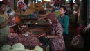 Pedagang dan pembeli melakukan transaksi di Pasar Inpres Blok VI Senen, Jakarta, Rabu (14/4). Kemendag akan merevitalisasi pasar rakyat, tidak hanya perbaikan fisik tetapi juga dari sisi ekonomi, sosial budaya, dan manajemen. (Liputan6.com/Faizal Fanani)