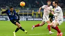 Penyerang Inter Milan Alexis Sanchez (kiri) berebut bola dengan bek Cagliari Diego Godin pada laga lanjutan Liga Italia pekan ke-17 di Guseppe Meazza, Senin dini hari WIB (13/12/2021). Inter Milan menang telak 4-0 atas tim tamu Cagliari. (Miguel MEDINA / AFP)