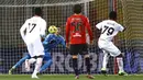 Pemain AC Milan Frank Kessie (kanan) mencetak gol ke gawang Benevento pada  pertandingan Liga Italia di Stadion Vigorito, Benevento, Italia, Minggu (3/1/2021). (Alessandro Garofalo/LaPresse via AP)