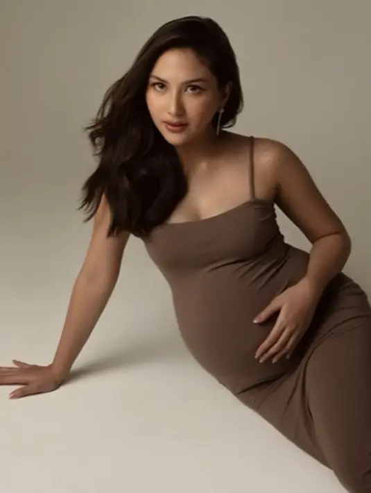 <p>Jessica Mila dan Yakup Hasibuan baru saja melakukan maternity shoot. Di sebuah cuplikan video, penampilan Jessica Mila menuai pujian netizen. [Foto: Instagram/jscmila]</p>