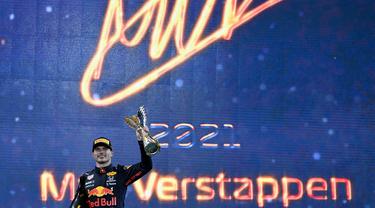 Foto: Ekspresi Max Verstappen usai Tikung Lewis Hamilton di Lap Terakhir, Si Bad Boy jadi Juara Dunia F1 2021