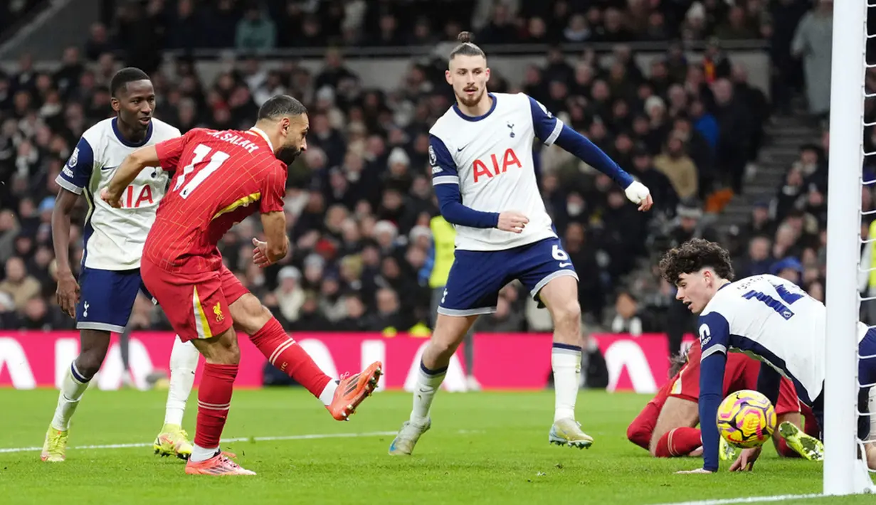 Dua gol tersebut membuat Salah naik ke posisi keempat pada daftar pemain tersubur dalam sejarah Liverpool. Salah total mencetak 229 gol, menggeser Billy Liddell yang menorehkan 228 gol dalam periode 1938-1961. (Adam Davy/PA via AP)