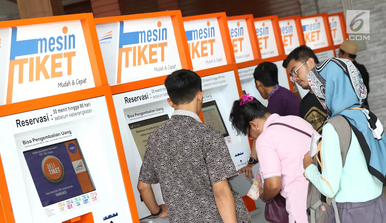 Calon penumpang melakukan reservasi melalui mesin tiket di Stasiun Pasar Senen, Jakarta, Jumat (21/12). Jelang libur panjang Natal 2018, calon penumpang kereta api dari Jakarta menuju kota-kota di Pulau Jawa meningkat. (Liputan6.com/Helmi Fithriansyah)