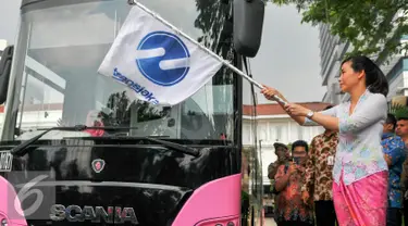 Istri Gubernur DKI Jakarta, Veronica Tan saat meluncurkan bus Transjakarta khusus perempuan di halaman Balaikota, Jakarta, Kamis (21/4). Peluncuran bus khusus wanita bertepatan dengan Hari Kartini. (Liputan6.com/Yoppy Renato) 