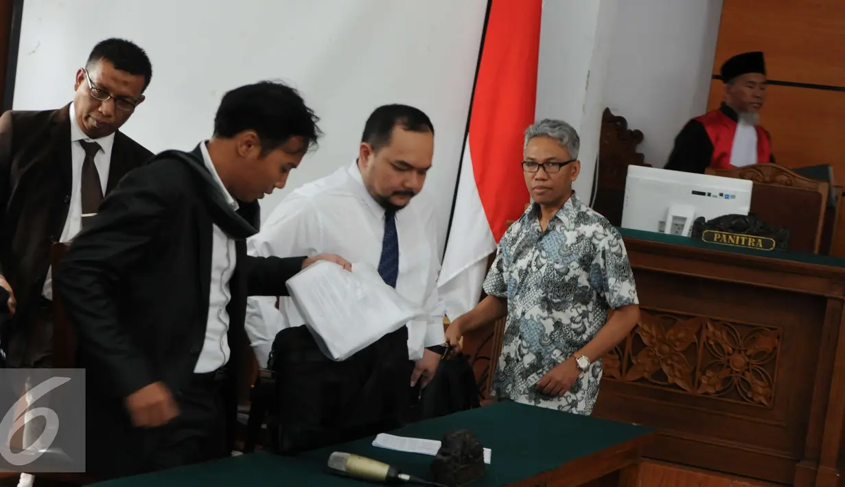 Buni Yani memasuki ruangan sebelum menjalani sidang praperadilan di Pengadilan Negeri Jakarta Selatan, Selasa (13/12). Pengacara Buni Yani menilai penangkapan dan penetapan status tersangka kepada Buni Yani menyalahi prosedur. (Liputan6.com/Helmi Affandi)