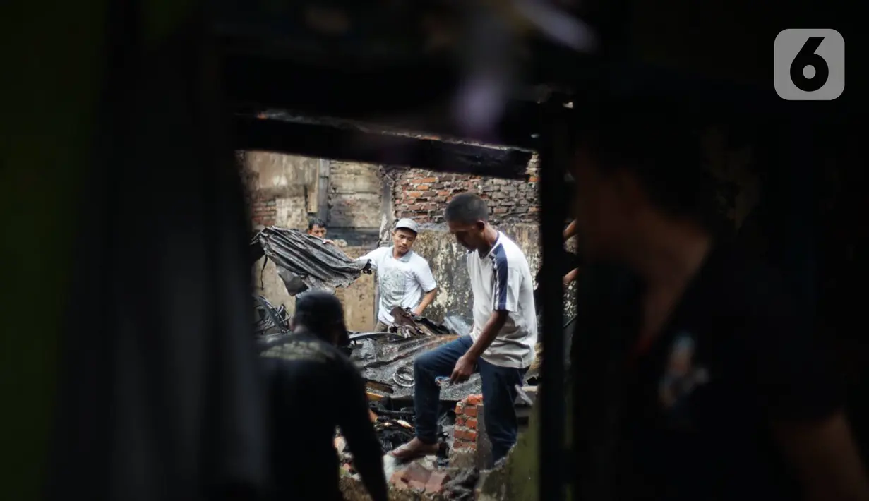 Warga membersihkan puing sisa kebakaran di kawasan padat penduduk di Jalan Kebon Jeruk 4, RT 004 RW 06, Kelurahan Maphar, Kecamatan Taman Sari, Jakarta, Jumat (7/2/2020). Sebanyak 29 unit mobil dikerahkan untuk melakukan pemadaman yang terjadi pada Kamis (6/2) malam. (Liputan6.com/Immanuel Antonius)