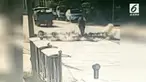 Sebuah jalan di kota Baoding, China tiba-tiba meledak karena gelombang panas yang melanda wilayah tersebut. Akibatnya dua orang terluka dalam insiden ini.