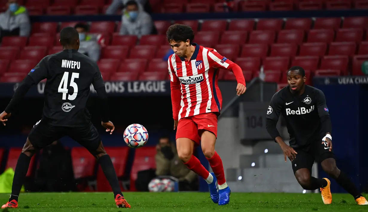 Penyerang Atletico Madrid, Joao Felix, berebut bola atas dengan gelandang Salzburg, Enock Mwepu, pada laga Liga Champions 2020/2021 di Estadio Wanda Metropolitano, Rabu (28/10/2020) dini hari WIB. Atletico Madrid menang 3-2 atas Salzburg. (AFP/Gabriel Bouys)