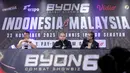 President Byon Combat, Yoshua Marcellos, bersama petarung Indonesia, Ronal Siahaan, dan petarung Malaysia, Putra Abdullah memberikan keterangan saat jumpa pers Byon Combat Showbiz Vol. 6 di SCTV Tower, Senayan, Jakarta, Kamis, (23/10/2025). (Bola.com/Bagaskara Lazuardi)