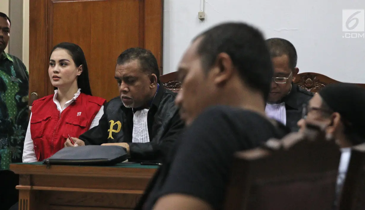 Artis Jennifer Dunn saat mengikuti sidang lanjutan kasus narkoba di PN Jakarta Selatan, Kamis (19/4). Sidang tersebut beragendakan mendengar keterangan saksi yang didatangkan oleh pihak Jaksa Penuntut Umum. (Liputan6.com/Herman Zakharia)