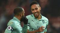 Striker Arsenal, Pierre-Emerick Aubameyang, diskusi dengan Alexandre Lacazette, saat melawan Manchester United pada laga Premier League di Stadion Old Trafford, Manchester, Rabu (5/12). Kedua klub bermain imbang 2-2. (AFP/Oli Scarff)
