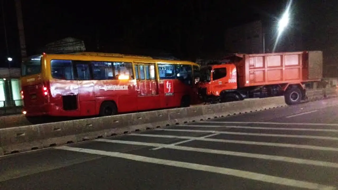 Truk sampah menabrak separator busway