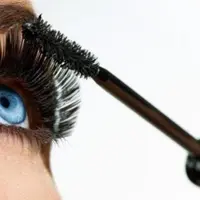 Ilustrasi memakai maskara. (purewow.com).