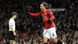 Manchester United&#039;s forward Dimitar Berbatov after scoring the second goal during English Premiership match against Fulham at Old Trafford, Manchester, on February 18, 2009. AFP PHOTO/ANDREW YATES