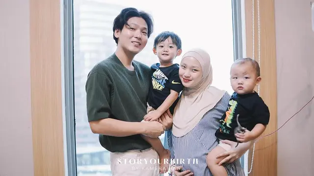 7 Potret Julia Prastini Lahiran Anak Ketiga, Ditemani Na Dae Hoon dan Buah Hati