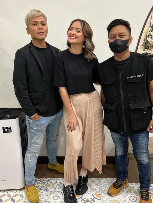 Tak lupa, dia mengucap rasa terima kasih pada orang-orang yang telah membantunya mewujudkan keinginan untuk mengubah rambutnya [instagram/joannalexandra]