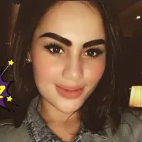 Jedun pun terlihat bahagia di dalam ruang tersebut, bahkan ia berpose sambil menjulurkan lidah sambil menutup matanya.