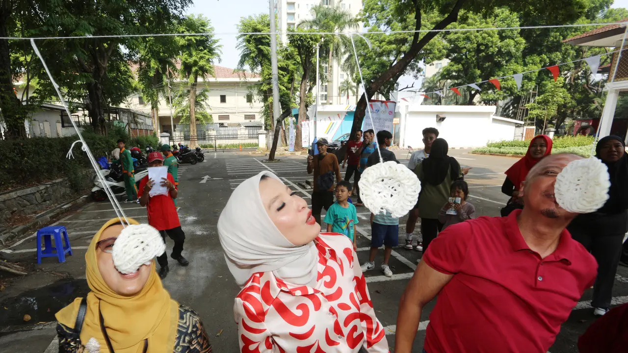 Arzeti Bilbina mengikuti lomba 17an bersama PGTT.