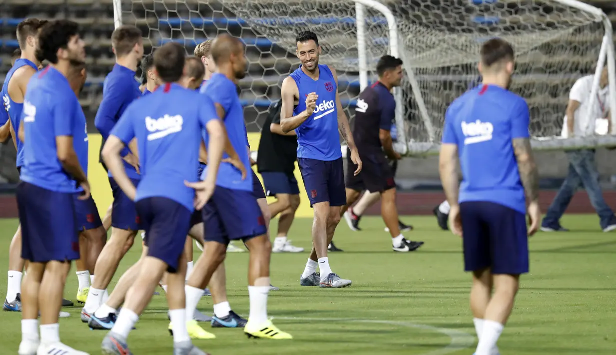 Pemain Barcelona bersiap mengikuti sesi latihan di Stadion Atletik Kota Machida di Tokyo (22/7/2019). Barcelona akan bertanding melawan Chelsea pada laga pramusim di ajang trofeo Rakuten Cup 2019 di Stadion Saitama. (AP Photo/Eugene Hoshiko)