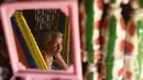 Maria Ponce (86) terlihat di cermin yang menghiasi rumahnya yang terbuat dari botol plastik bekas di Desa El Borbollon, El Transito, San Salvador, El Salvador 14 Maret 2017. (AFP Photo/Marvin Recinos)