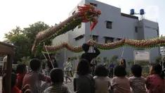 Sanggar Shen Lung Jakarta melakukan latihan tarian naga liong dan barongsai rutin di Kawasan Jatinegara, Kamis (8/2/2024). (merdeka.com/Imam Buhori)