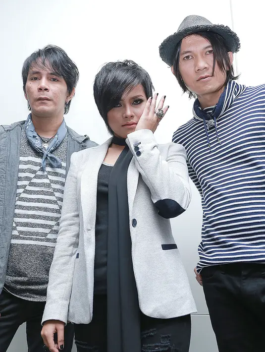 Single berjudul ‘Kenangan Ini’ ini menjadi sebuah lagu yang spesial karena lagu itu diciptakan mewakili kenangan personel grup band Utopia yang telah terbentuk sejak 2002 silam. (Galih W. Satria/Bintang.com)