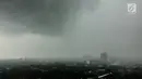 Awan mendung menggelayut di langit Jakarta, Kamis (1/2). Badan Meteorologi, Klimatologi, dan Geofisika (BMKG) memprediksi potensi curah hujan dari sedang hingga tinggi akan terjadi hingga 1 minggu ke depan. (Liputan6.com/Immanuel Antonius)