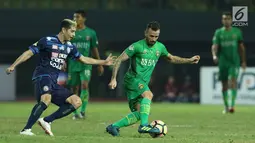 Gelandang Arema FC, Esteban Vizcarra (kiri) berebut bola dengan pemain Bhayangkara FC, Paulo Sergio Moreira saat lanjutan Liga 1 Indonesia di Stadion Patriot Candrabhaga, Bekasi, Jumat (4/8). Bhayangkara FC unggul 2-1. (Liputan6.com/Helmi Fithriansyah)