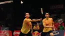 Pebulutangkis ganda putra Indonesia, M Ahsan/Hendra Setiawan menahan serangan Marcus Ellis/Chris Langridge (Inggris) di Total BWF World Championships 2015 di Jakarta, Jumat (14/8/2015). Ahsan/Hendra unggul 21-16 22-20. (Liputan6.com/Helmi Fithriansyah)