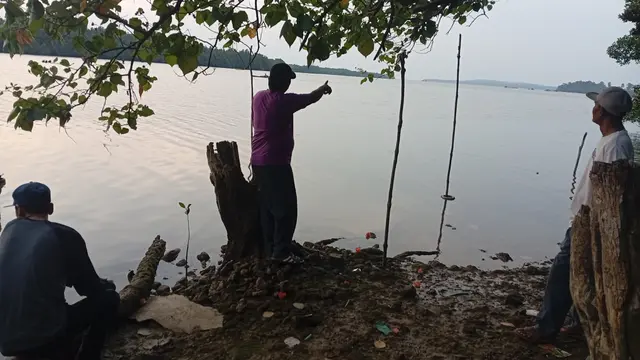 Nelayan menunjukkan lokasi pancang beton di laut Batam. (Liputan6.com/Ajang Nurdin)