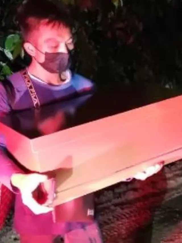 Pria Ini Rela Jalan Kaki Gendong Jenazah Anak Selama 1 Jam Karena Jalan Rusak