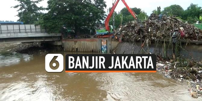 VIDEO: Sampah Menumpuk di Pintu Air Manggarai