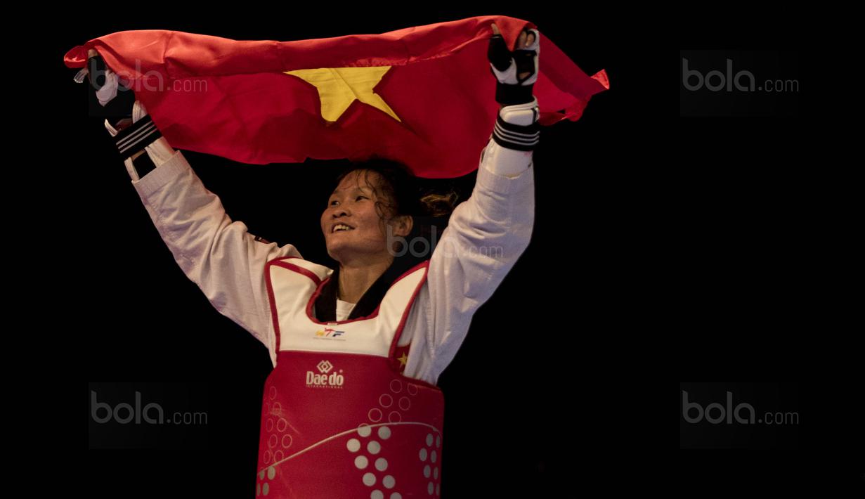 Atlet taekwondo Vietnam, Nguyen Ha Thi, merayakan kemenangan atas Shaleha Fitriana pada final kelas kyorugi -62 SEA Games di KLCC, Kuala Lumpur, Minggu (27/8/2017). Kalah di final, Shaleha harus puas meraih perak. (Bola.com/Vitalis Yogi Trisna)