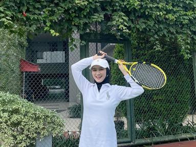 Lulus dari JKT48, Melody masih bergelut dengan kesibukan di dunia hiburan. Meski tidak tampil di atas panggung, kini Melody menjadi bagian dari tim di balik layar JKT48. Sesekali penampilannya pun membuat para penggemarnya rindu saat membawakan lagu-lagu yang pernah ia nyanyikan di panggung melalui Instagram. (Liputan6.com/IG/@melodylaksani92)