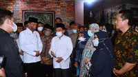 Presiden Joko Widodo atau Jokowi melayat ke rumah duka almarhum Ferry Mursyidan Baldan. (Foto: Biro Pers Sekretariat Presiden)