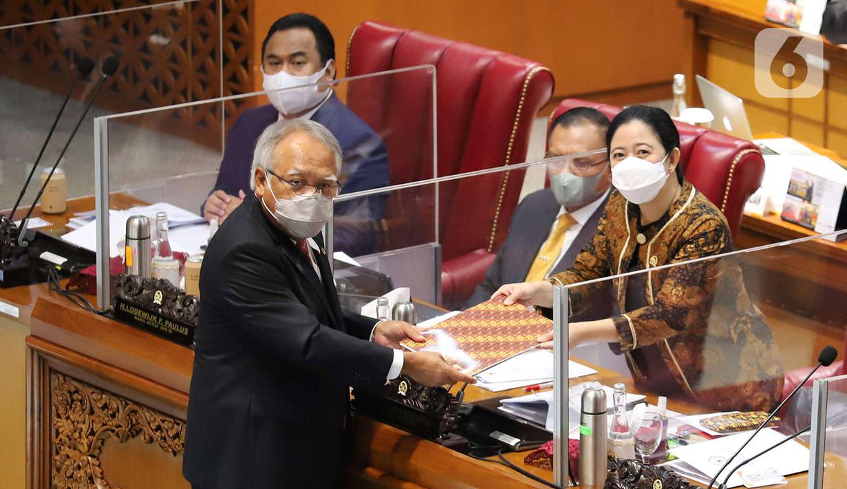 Menteri PUPR Basuki Hadimuljono (kiri) menyerahkan dokumen kepada Ketua DPR Puan Maharani (kanan) pada Rapat Paripurna ke-11 Masa Persidangan II Tahun Sidang 2021-2022 di Kompleks Parlemen, Jakarta, Kamis (16/12/2021). (Liputan6.com/Anga Yuniar)
