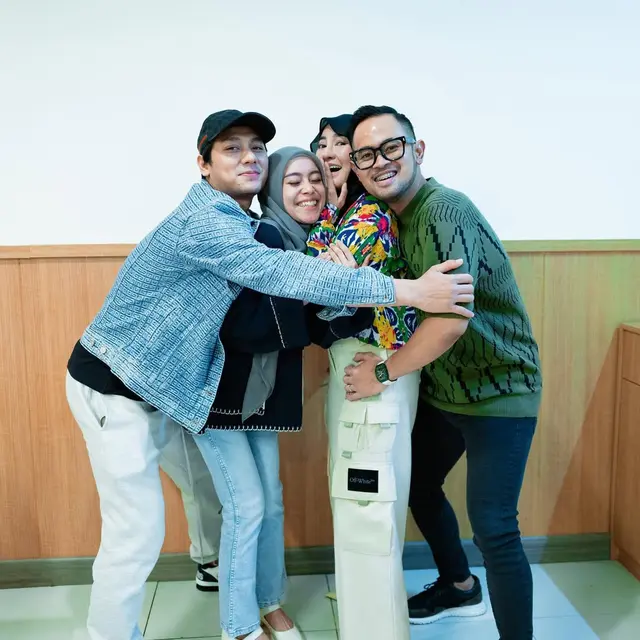 6 Inspirasi OOTD Lesti Kejora Pakai Celana Jeans, Penampilan Stylish Bak ABG