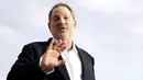 Akibat terbongkarnya kasus tersebut, kehidupannya pun mulai berubah. Kabarnya, Harvey dipecat dari perusahaannya sendiri, The Weinstein Company. Bahkan, ia juga ditinggalkan oleh sang istri. (AFP/Valery Hache)
